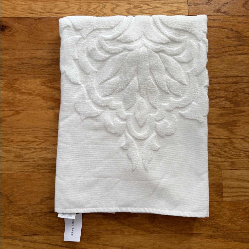 Frontgate Resort Sculpted Bath Towel - NWT - Picture 4 of 15